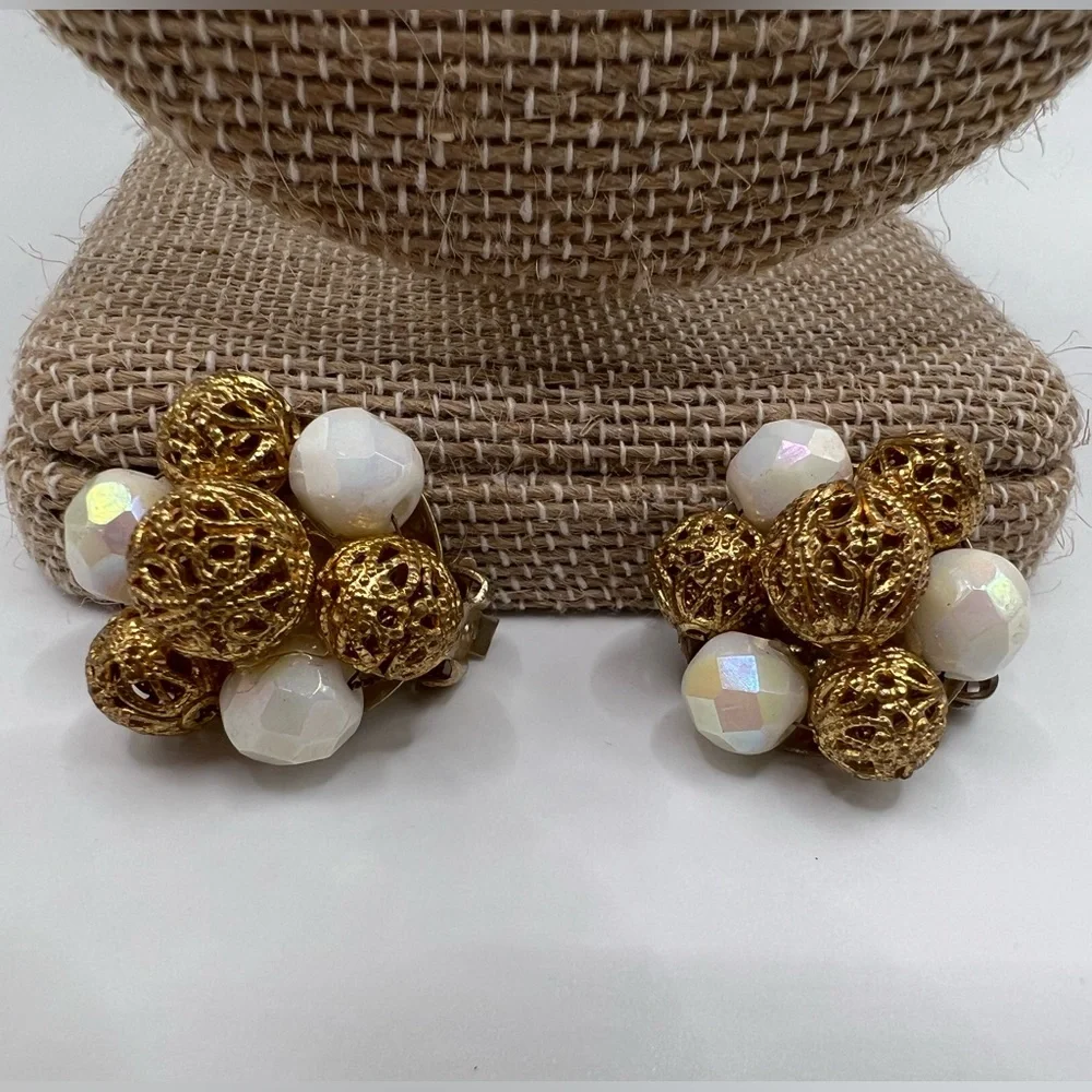 Vintage Gold Tone Necklace and Clip Earrings Set - Picture 3 of 4